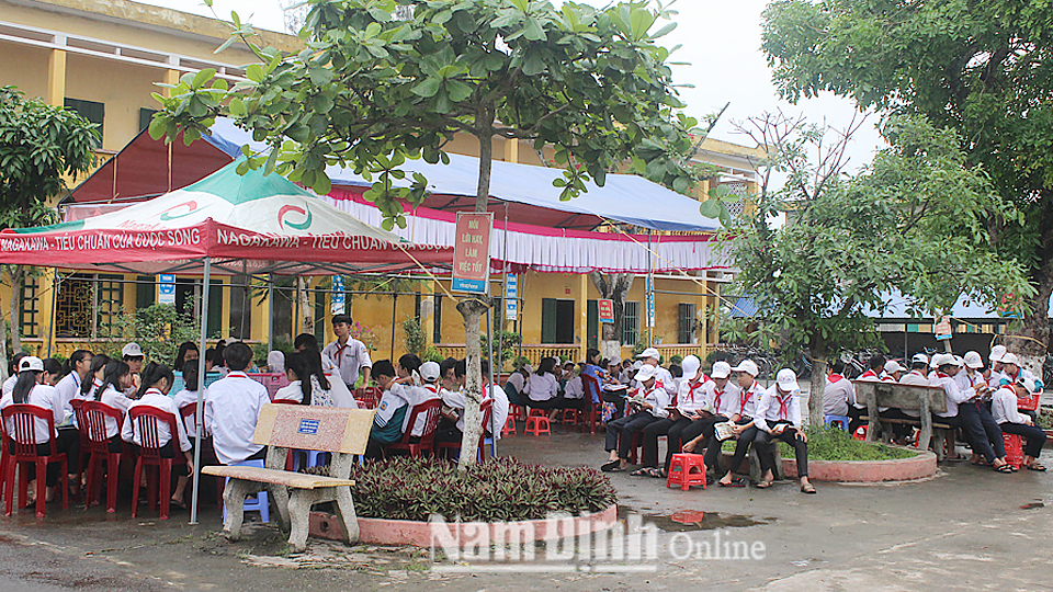 Học sinh Trường Trung học cơ sở Trực Định tham gia ngày hội đọc sách.