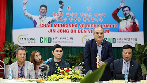  Nhà vô địch bắn súng thế giới - Jin Jong Oh tại buổi họp ra mắt. Ảnh: Hải Đăng