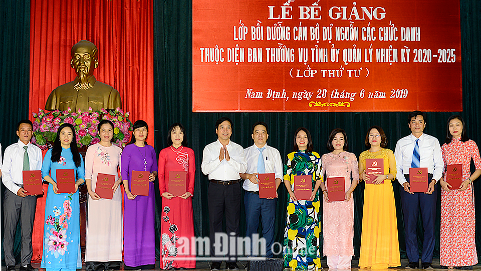 Đồng chí Trần Văn Chung, Phó Bí thư Thường trực Tỉnh ủy, Chủ tịch HĐND tỉnh trao giấy chứng nhận cho các học viên.