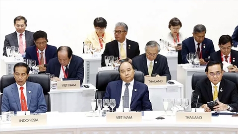 Thủ tướng Nguyễn Xuân Phúc dự Phiên thứ nhất về Kinh tế toàn cầu, Thương mại và Đầu tư. Ảnh: THỐNG NHẤT (TTXVN)