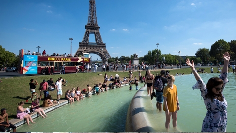 Người dân Paris tìm đến các đài phun nước để giải nhiệt trong đợt nắng nóng Nguồn: AFP.