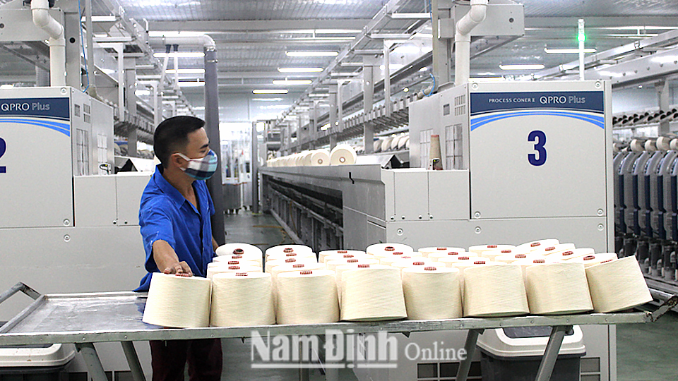 Sản xuất sợi tại Tổng công ty cổ phần Dệt may Nam Định.
