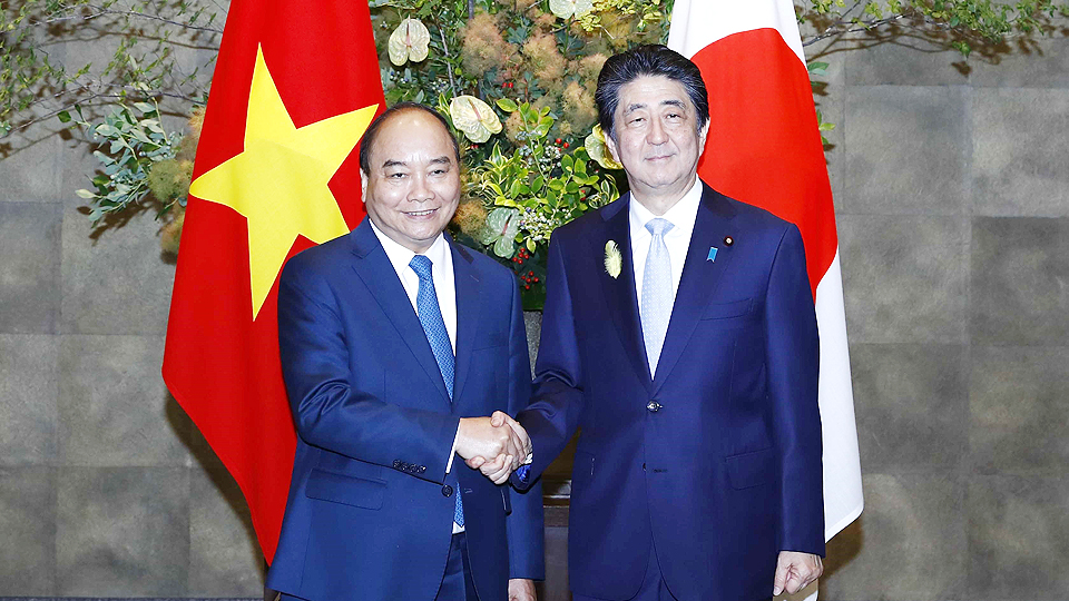 Thủ tướng Nhật Bản Abe Shinzo đón Thủ tướng Nguyễn Xuân Phúc đến dự Lễ trao đổi các văn kiện hợp tác. Ảnh: Thống Nhất - TTXVN