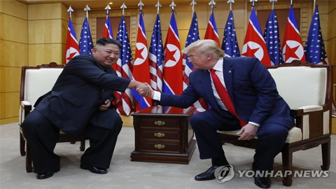 Nhà lãnh đạo Triều Tiên Kim Jong-un và Tổng thống Mỹ Donald Trump hội đàm tại DMZ ngày 30-6 (Ảnh: Yonhap)