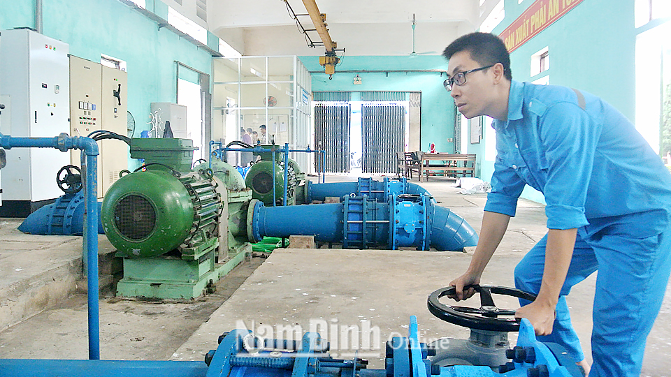 Công nhân Công ty Cổ phần Cấp nước Nam Định vận hành hệ thống thiết bị cấp nước.