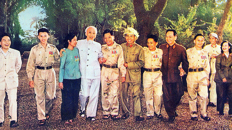 Bác Hồ với các anh hùng, chiến sĩ thi đua miền Nam (1965). Ảnh: Vũ Đình Hồng