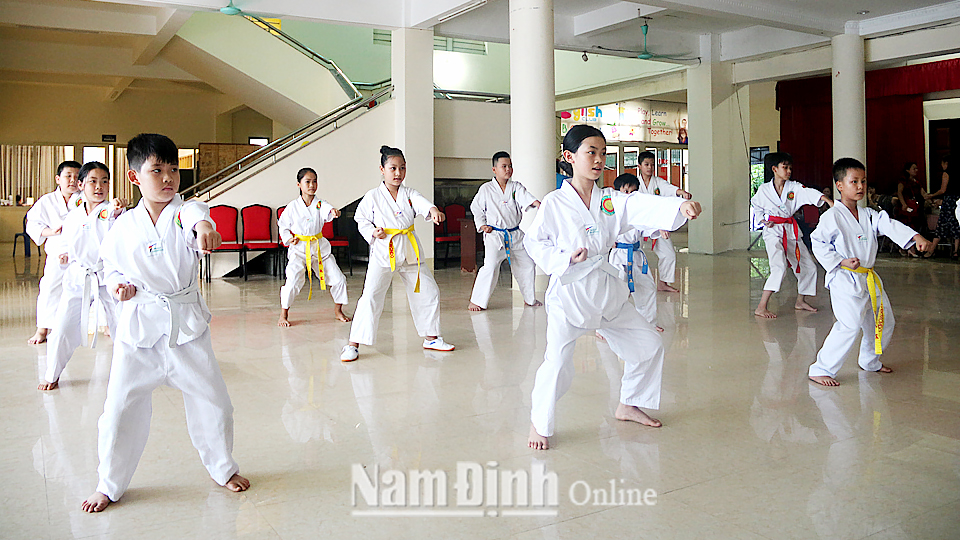 Một lớp học võ tại Nhà văn hóa thiếu nhi thành phố Nam Định.