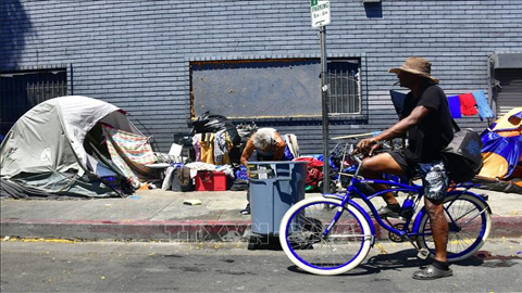 Người vô gia cư trên đường phố Los Angeles, California, Mỹ ngày 25/6/2018. Ảnh: AFP/TTXVN