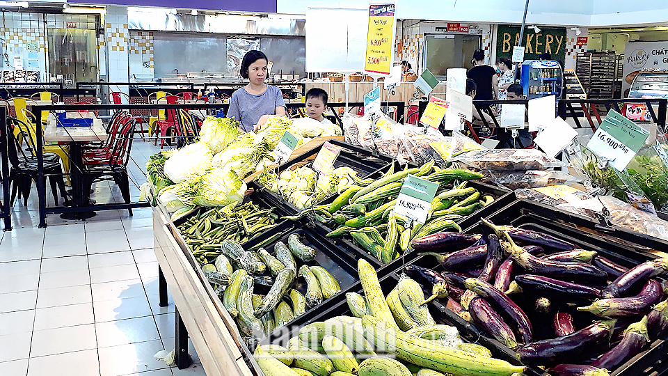 Người tiêu dùng chọn mua hoa quả tại siêu thị ở Thành phố Nam Định.