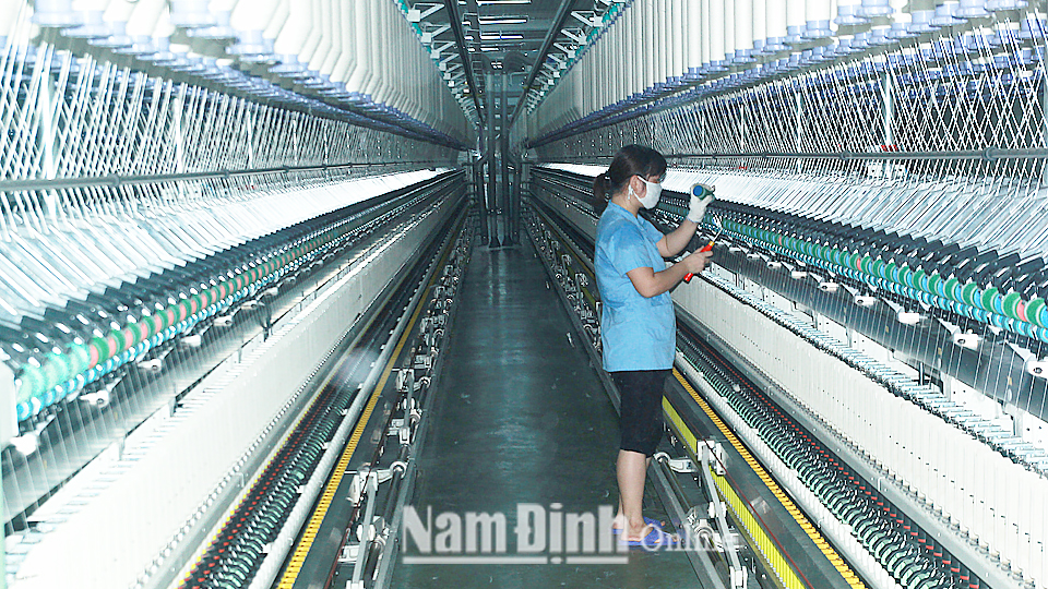 Sản xuất tại Nhà máy Sợi (Tổng Công ty Cổ phần Dệt May Nam Định) tại Khu công nghiệp Hòa Xá, Thành phố Nam Định.