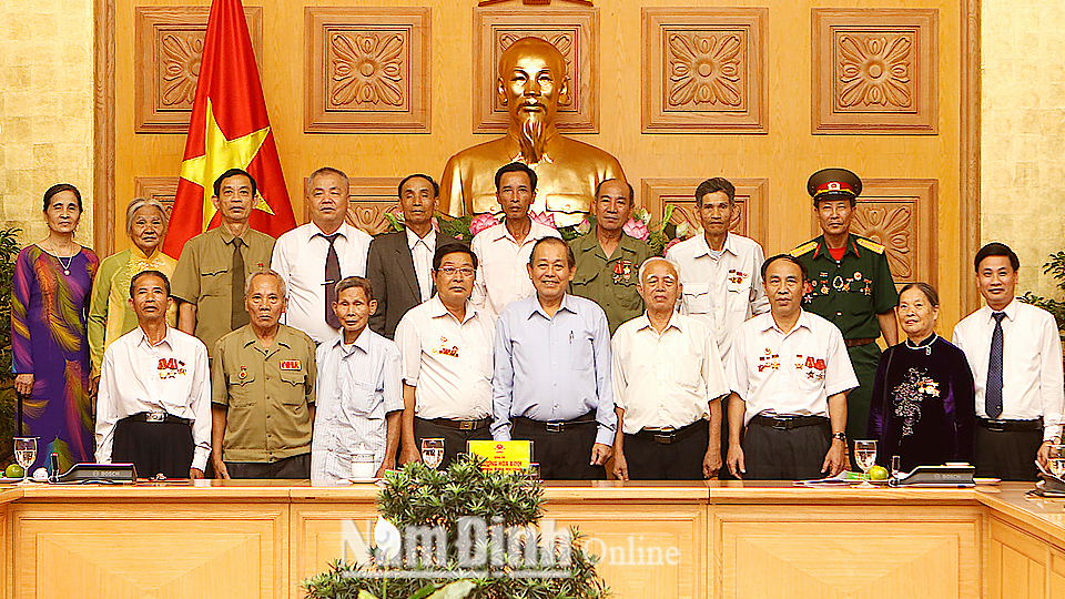 Đồng chí Trương Hòa Bình, Ủy viên Bộ Chính trị, Phó Thủ tướng Thường trực Chính phủ với Đoàn đại biểu người có công tiêu biểu tỉnh Nam Định.