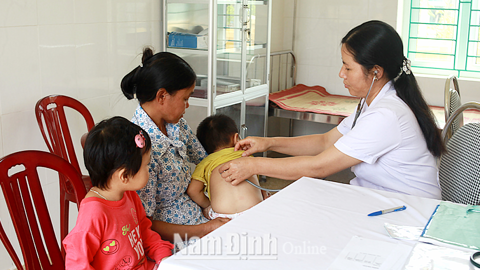 Trạm Y tế xã Yên Mỹ (Ý Yên) khám, chữa bệnh cho trẻ dưới 6 tuổi.