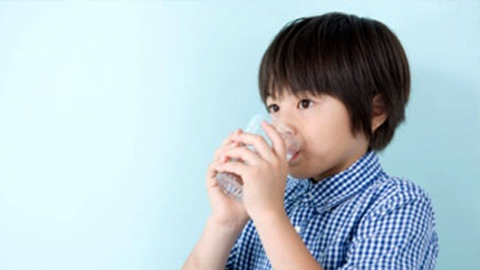 Đối với trẻ trên 10 tuổi, lượng nước uống bằng người lớn: 2 – 2,5l/ngày. Ảnh minh họa
