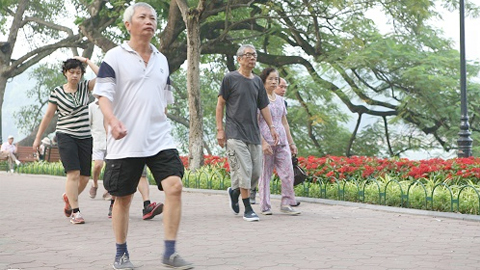 Người có tuổi khi đi bộ nhiều cần chú ý đến khớp gối. Ảnh minh họa