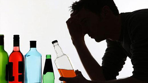 Lạm dụng nhiều rượu, bia gây hậu quả tiêu cực đến sức khỏe người uống. Ảnh minh họa 