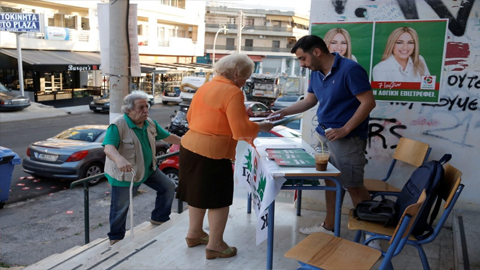 Cử tri đến một điểm bỏ phiếu vào sáng nay tại thủ đô Athens, Hy Lạp (Ảnh: Reuters)