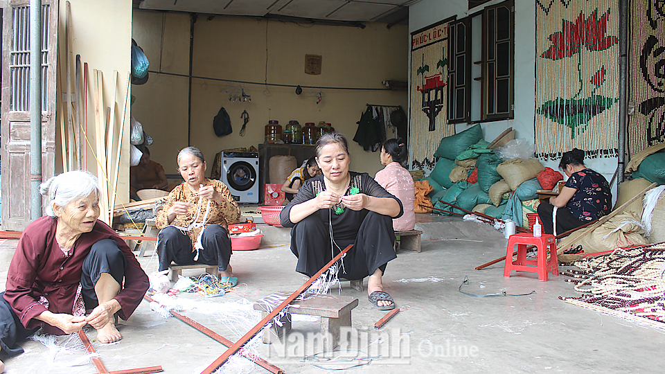 Nghề sản xuất mành hạt gỗ ở xã Bình Minh (Nam Trực) tạo việc làm cho nhiều hội viên phụ nữ.