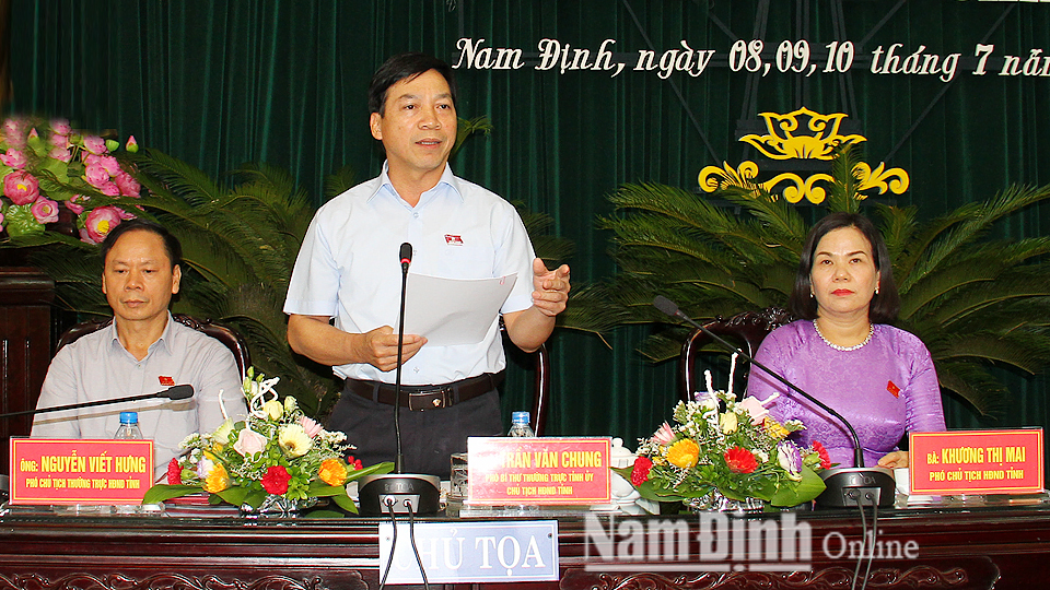 Đồng chí Trần Văn Chung, Phó Bí thư Thường trực Tỉnh ủy, Chủ tịch HĐND tỉnh điều hành phiên thảo luận tại hội trường.