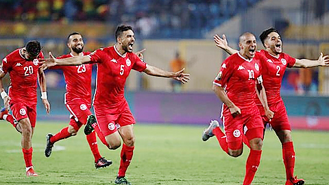 Các cầu thủ Tunisia ăn mừng tấm vé vào tứ kết sau khi vượt qua Ghana ở loạt luân lưu cân não. (Ảnh: Reuters)