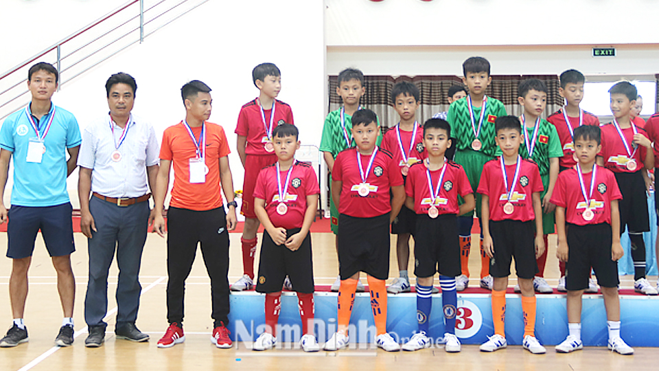 Đội bóng đá nhi đồng huyện Ý Yên (áo đỏ) tại Giải bóng đá thiếu niên, nhi đồng toàn tỉnh năm 2019.