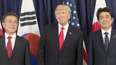 Trong ảnh từ trái qua: Tổng thống Hàn Quốc Moon Jae-in, Tổng thống Mỹ Donald Trump và Thủ tướng Nhật Bản Shinzo Abe. Ảnh: The Japan Times