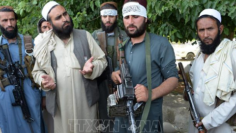 Các tay súng Taliban tại khu vực ngoại ô Jalalabad, Afghanistan. Ảnh tư liệu: AFP/TTXVN