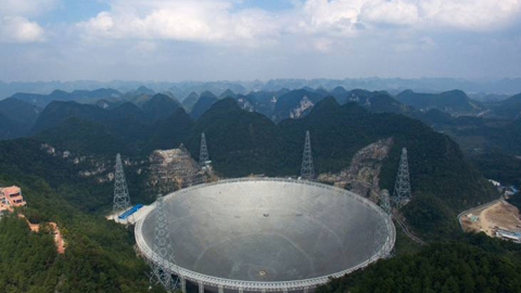 Kính viễn vọng lớn nhất thế giới ở Quý Châu.  Ảnh: Newsweek