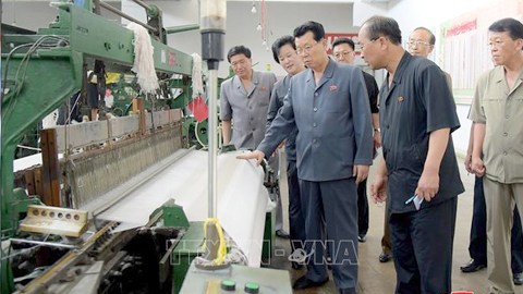 Thủ tướng Triều Tiên Kim Jae-ryong (trái) thăm một nhà máy ở thủ đô Bình Nhưỡng ngày 13/7. Ảnh: YONHAP/TTXVN