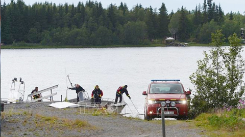 Lực lượng cứu hộ khẩn cấp làm nhiệm vụ tại hiện trường vụ máy bay rơi bên sông Ume, ngoại ô Umea, Thụy Điển ngày 14/7/2019. Ảnh: AFP/TTXVN