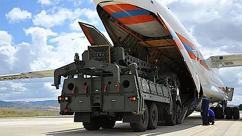 Hệ thống phòng thủ tên lửa S-400 được đưa đến căn cứ không quân Akinci, gần thủ đô Ankara, Thổ Nhĩ Kỳ hôm 12/7 (ảnh: Reuters)