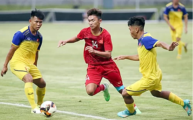 U18 Việt Nam (áo vàng) trong trận giao hữu với U23 Việt Nam ngày 10/7 tại VPF. Ảnh: Lâm Thoả.