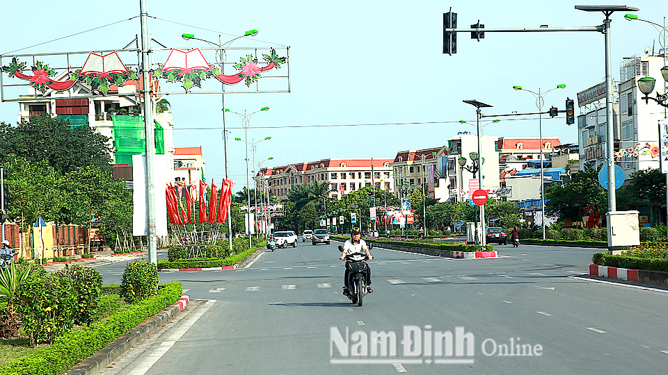 Tuyến đường Võ Nguyên Giáp, một trong những tuyến đường văn minh đô thị của Thành phố Nam Định. Ảnh: Văn Huỳnh