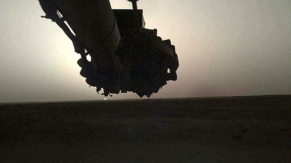 Máy quay trên cánh tay robot của InSight chụp lại cảnh hoàng hôn trên sao Hỏa ngày 25/4 - (Ảnh: NASA).