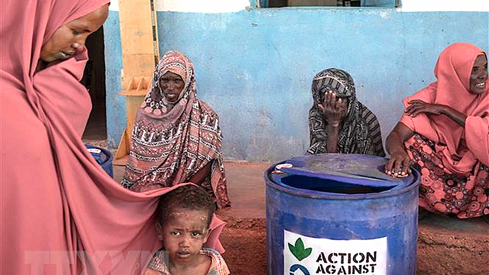 Người dân chờ lương thực cứu trợ tại Gode, đông nam Ethiopia. Ảnh: AFP/TTXVN