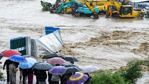 Nước lũ dâng cao ở sông Balkhu, Nepal sau các trận mưa lớn do gió mùa (Ảnh: cbsnews)