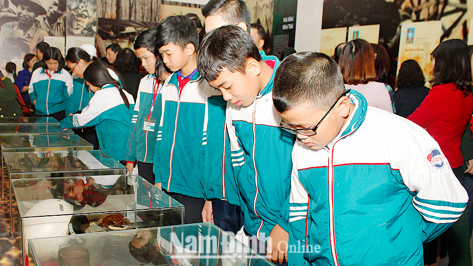 Học sinh tham quan hiện vật tại Bảo tàng tỉnh. 