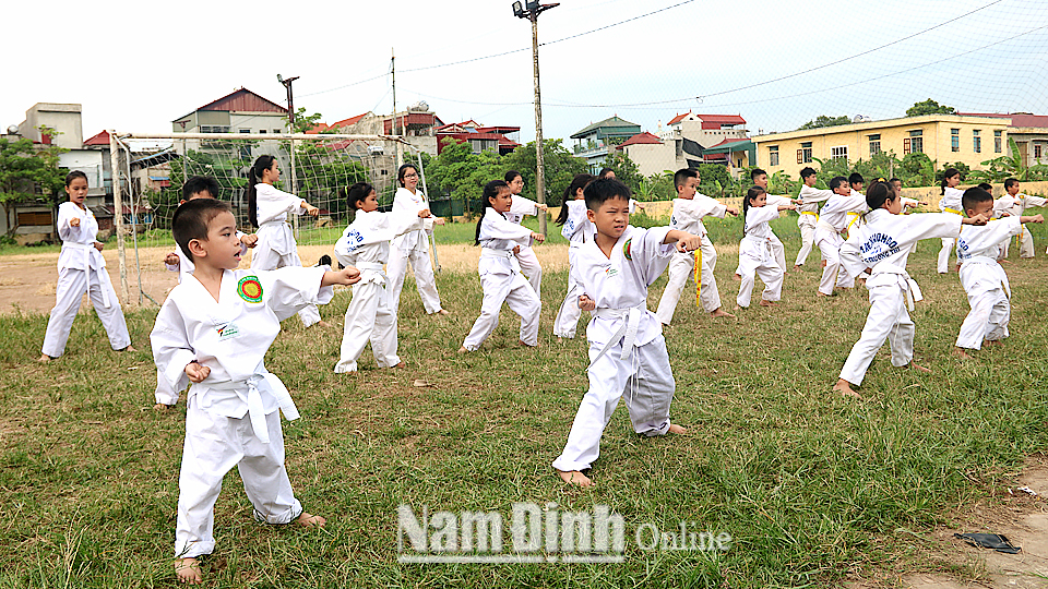 Một buổi tập luyện của Câu lạc bộ Taekwondo Ý Yên thuộc Võ đường Hưng Trường Thi.