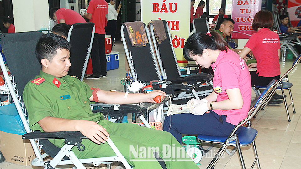 Lực lượng Công an tỉnh tham gia hiến máu tại Ngày hội 