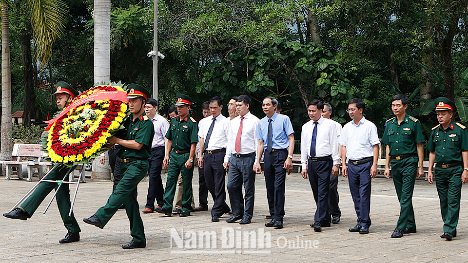 Đoàn đại biểu tỉnh dâng hương, tưởng niệm các anh hùng liệt sĩ tại Nghĩa trang liệt sĩ quốc gia Vị Xuyên (tỉnh Hà Giang).