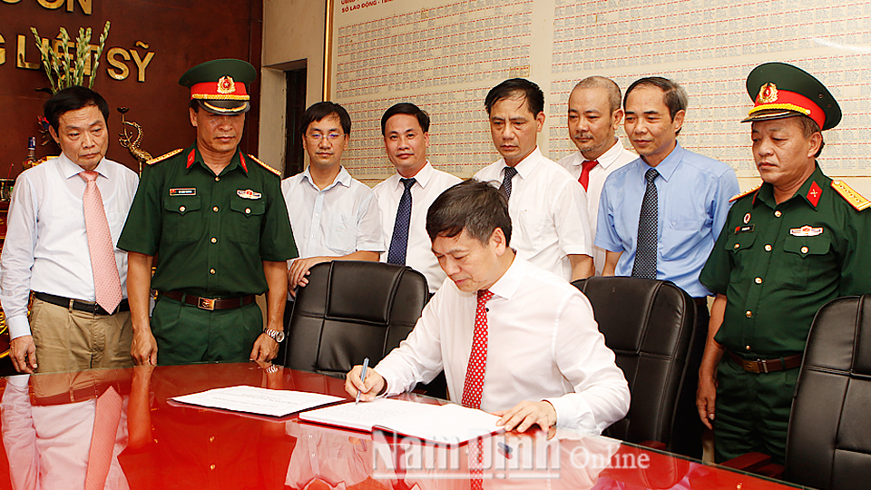 Đồng chí Trần Lê Ðoài, Tỉnh ủy viên, Phó Chủ tịch UBND tỉnh ghi lưu bút vinh danh các anh hùng liệt sĩ.
