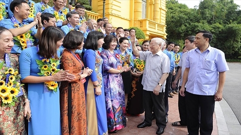 Tổng Bí thư, Chủ tịch nước Nguyễn Phú Trọng với các đại biểu Chủ tịch công đoàn cơ sở tiêu biểu và cán bộ công đoàn được nhận Giải thưởng Nguyễn Văn Linh.