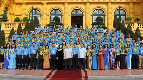 Tổng Bí thư, Chủ tịch nước Nguyễn Phú Trọng với các đại biểu Chủ tịch công đoàn cơ sở tiêu biểu và cán bộ công đoàn được nhận Giải thưởng Nguyễn Văn Linh. 