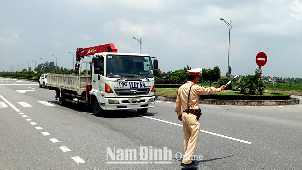 Cán bộ Phòng Cảnh sát giao thông (Công an tỉnh) kiểm tra tải trọng xe chở hàng trên Quốc lộ 21 địa phận Thành phố Nam Định.