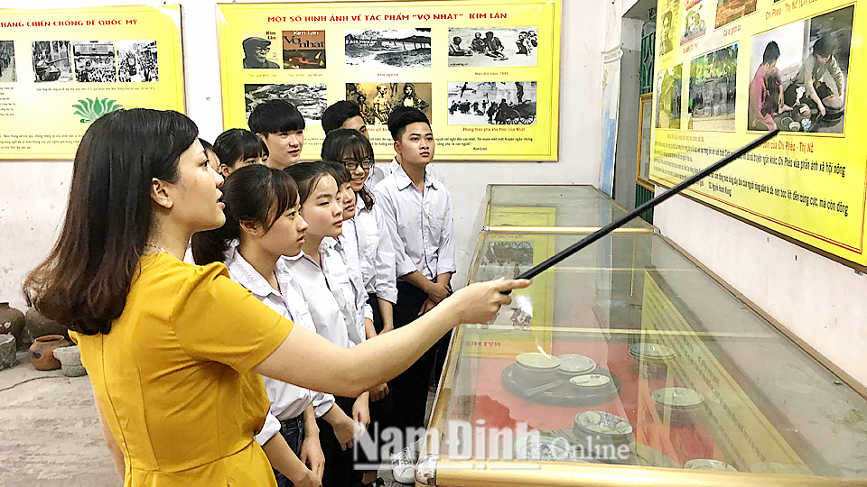 Học sinh Trường Trung học phổ thông Quang Trung (Nam Trực) trong giờ học môn Lịch sử.