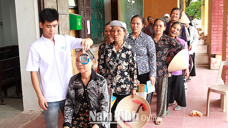 Hội Chữ thập đỏ huyện Trực Ninh phối hợp với Bệnh viện Mắt quốc tế DND tổ chức khám, chữa bệnh cho người dân xã Phương Định.