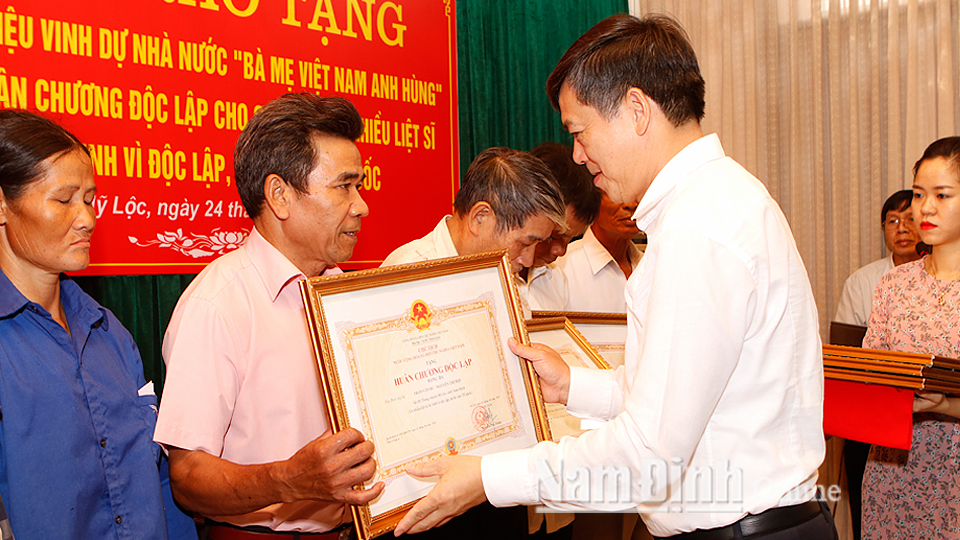 Đồng chí Trần Lê Đoài, Tỉnh ủy viên, Phó Chủ tịch UBND tỉnh trao Huân chương Độc lập cho gia đình có nhiều liệt sĩ.