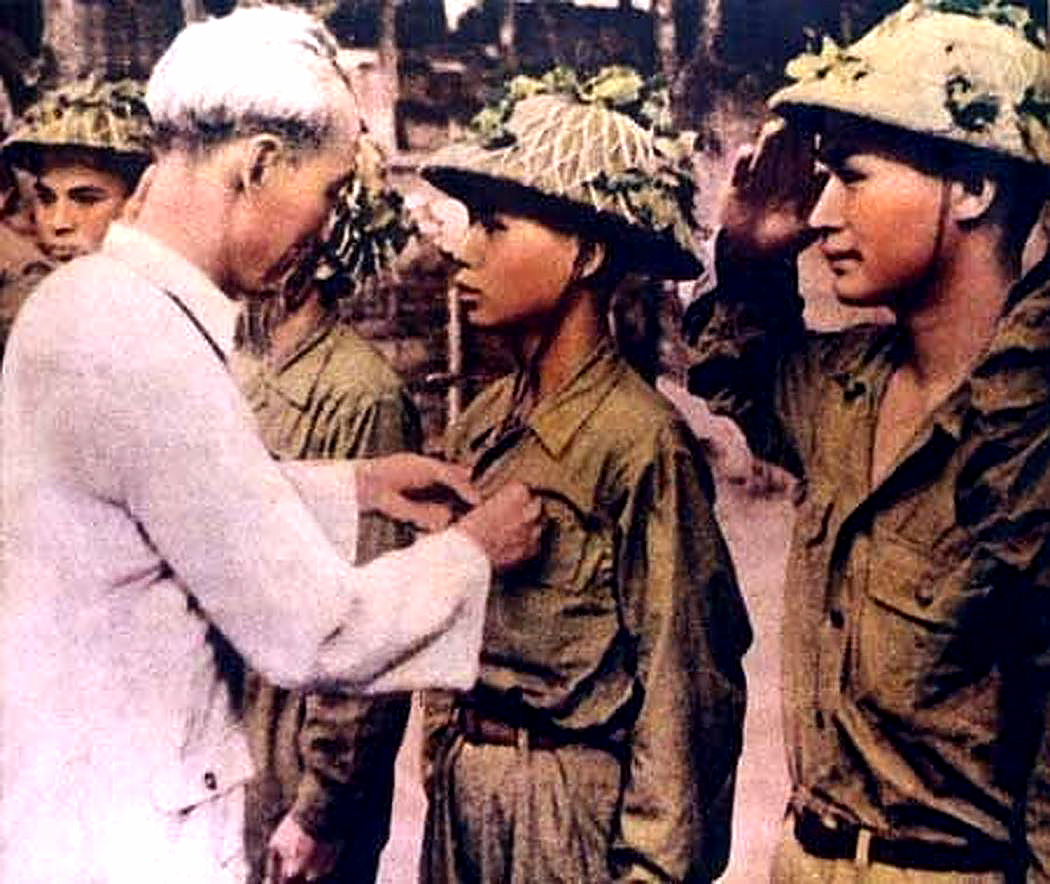 Bác Hồ gắn Huy hiệu Chiến sĩ Điện Biên Phủ cho cán bộ, chiến sĩ lập thành tích xuất sắc trong chiến dịch.