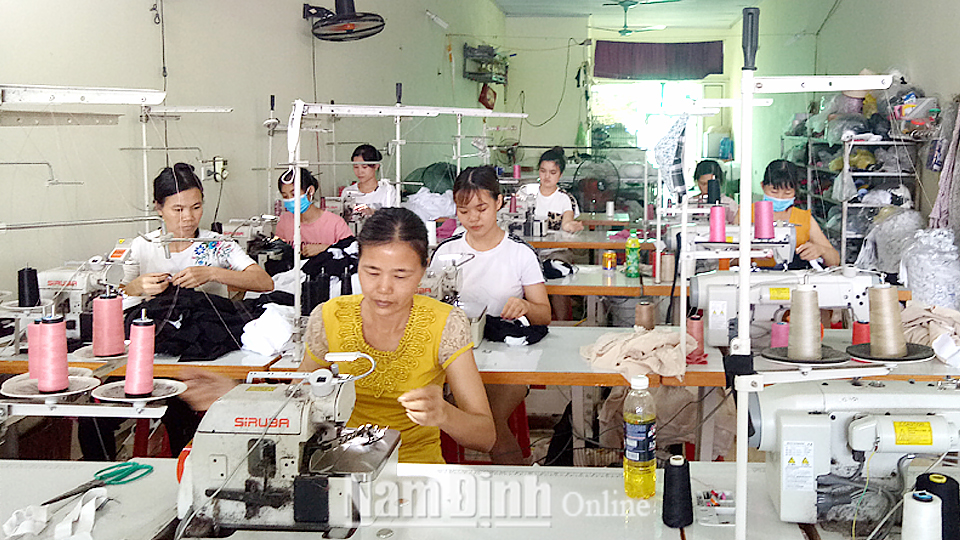 Sản xuất hàng may mặc tại xưởng may Huy Dung, xóm Đoài, xã Mỹ Thắng.