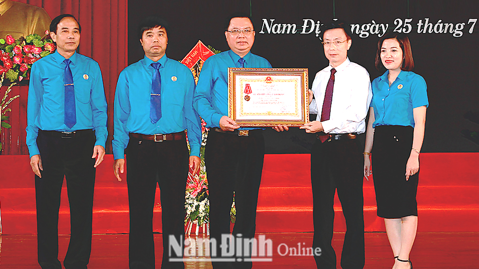 Đồng chí Phạm Đình Nghị, Phó Bí thư Tỉnh ủy, Chủ tịch UBND tỉnh trao tặng Huân chương Lao động hạng Ba cho Liên đoàn Lao động tỉnh.