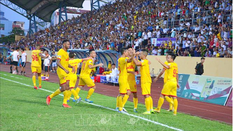 Các cầu thủ Dược Nam Hà Nam Định ăn mừng bàn thắng.